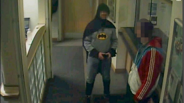 Danny Frayne sahabat Batman Stan Worby saat hendak ditangkap karena menadah barang hasil curian.