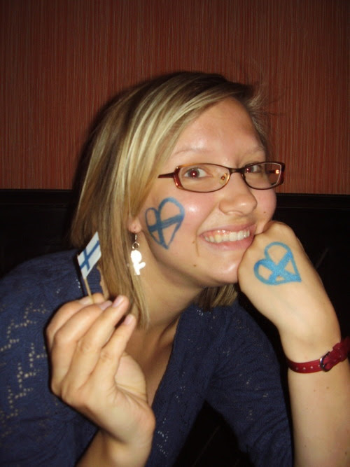 I know, I know, my flag is a bit small (it was actually inspired by one of those tooth pick Swedish flags you get with your köttbullar in Ikea)&#8230; But it&#8217;s not about the size of the flag, it&#8217;s about how you use it!
Heja Finland! Lippu on ehkä vähän pienenpuoleinen (siihen on haettu inspiraatiota Ikean lihapulla-lipuista), mutta eihän koko mitään merkitse, vaan se miten lippuaan käyttää!