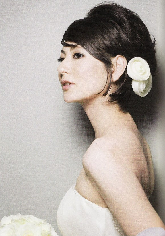 黒髪が新鮮 ウェディングドレスに映える花嫁の髪型おすすめ10選