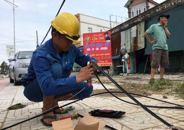  Nhân viên kỹ thuật của VNPT đang sửa cáp sau bão số 10.