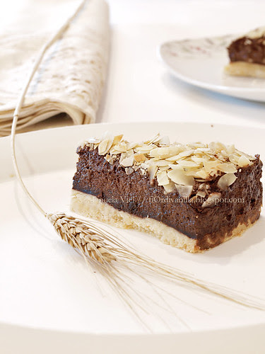 Mousse di cioccolato al cardamomo con sablée alle mandorle