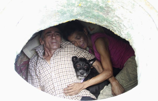 Casal vive em bueiro na Colômbia (Foto: Albeiro Lopera/Reuters)