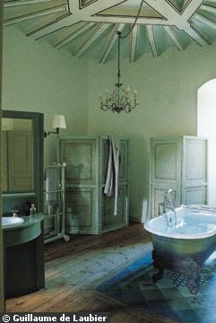 Dans la salle de bains de la chambre « Baroque »
