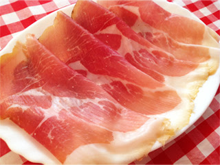 イタリアンから直輸入 塊からスライスした美味しい生ハムをバル店舗で営業中