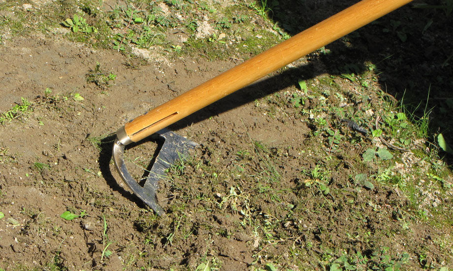 立ったまま広い範囲を手早く草刈りできる立鎌 雑草対策のイロハ