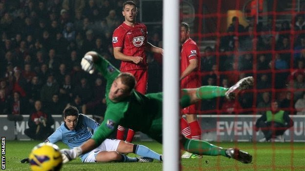 Jay Rodriguez fires narrowly wide for Southampton