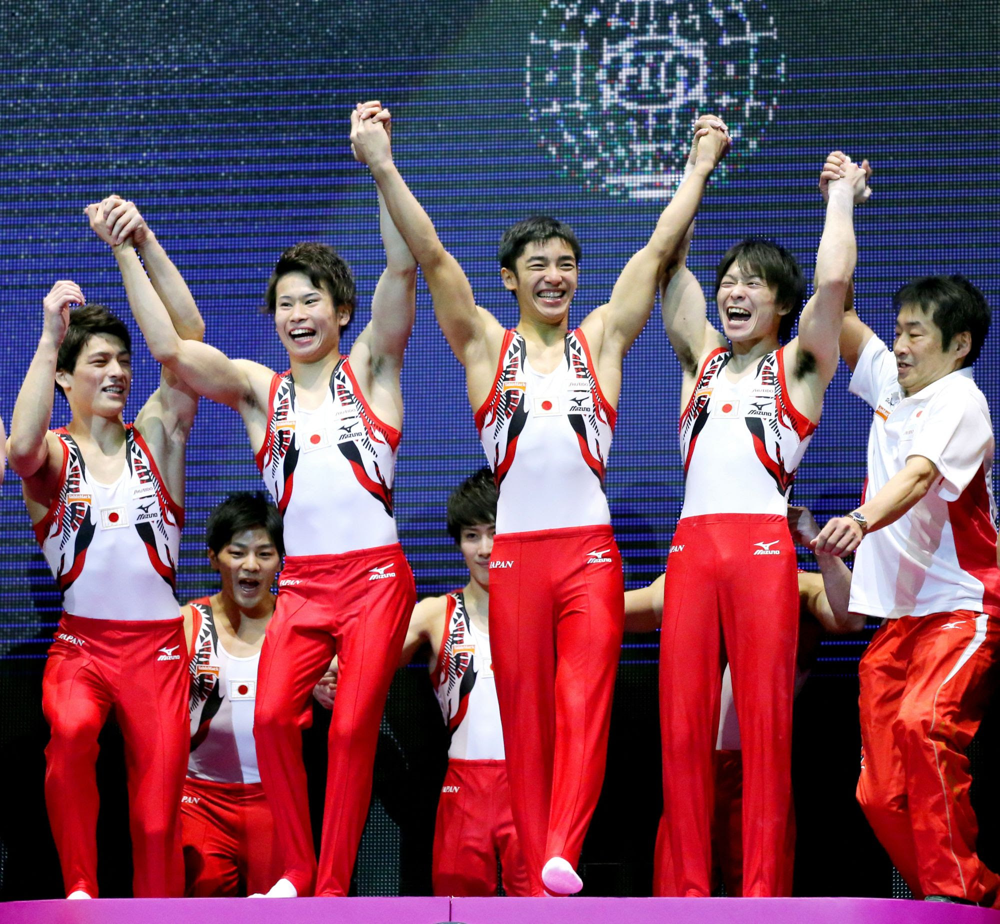 男子団体で優勝し 表彰台に上がる日本代表選手たち 体操 世界選手権 体操の世界選手権男子 団体で優勝し 表彰台に上がる 前列左から 早坂尚人 萱和磨 白井健三 内村航平ら日本代表の選手たち 長島一浩撮影 15年10月28日 英国 グラスゴー 14 32 内村航平が