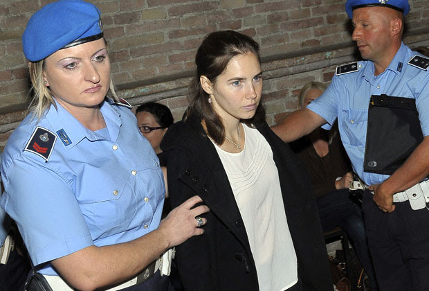 Amanda Knox, centro, é levada à Corte de Perugia, na Itália, nesta segunda-feira (26) (Foto: Stefano Medici/AP)