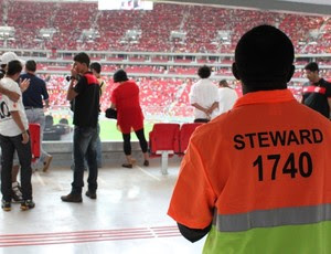 steward estádio Mané Garrincha (Foto: Fabrício Marques)