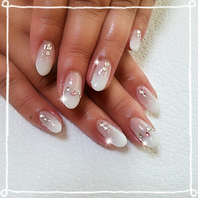 スワロでキラキラ白グラデーション Ra Nail ラ ネイル