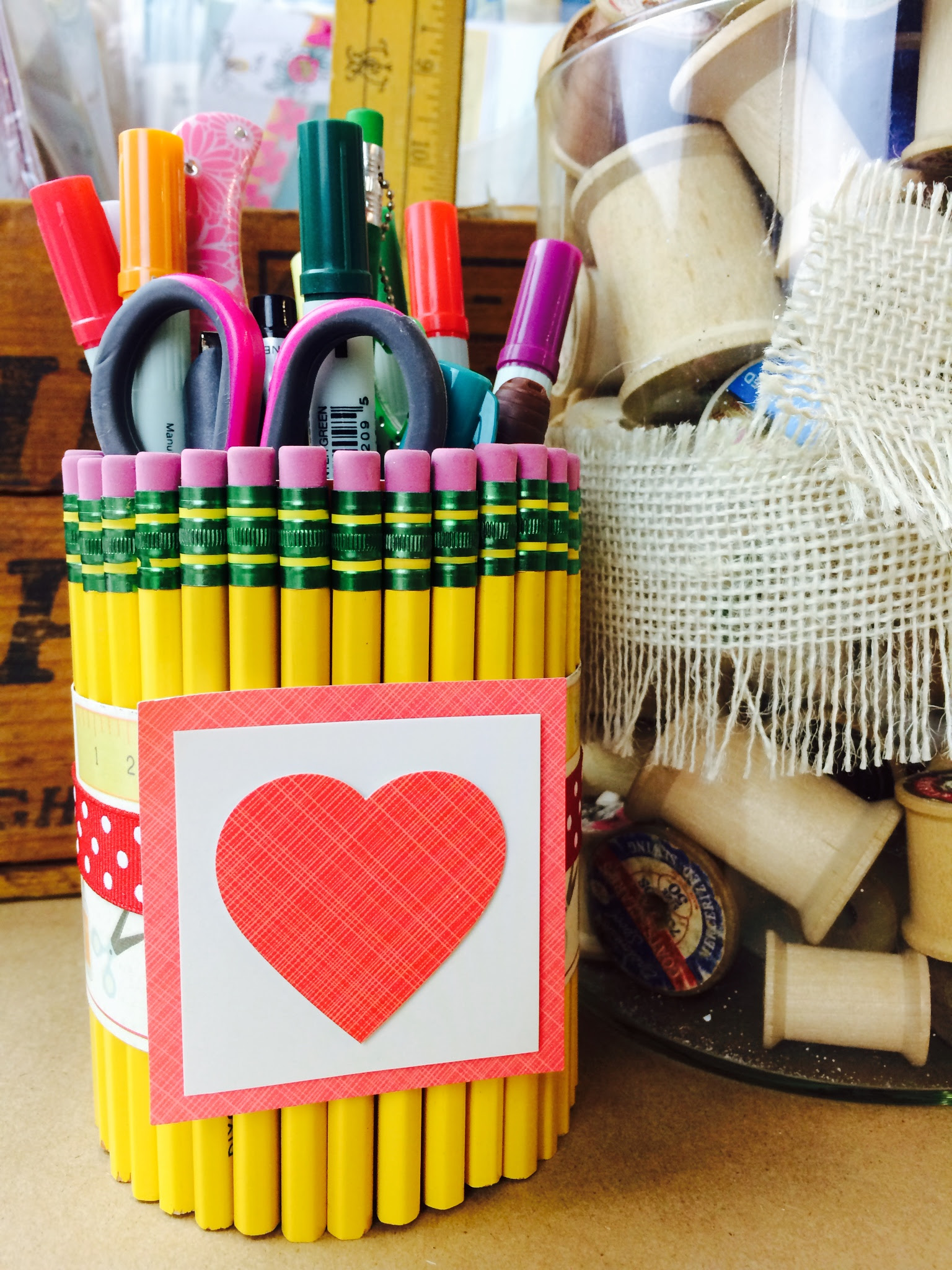 End of year teacher's gift idea: DIY pencil holder