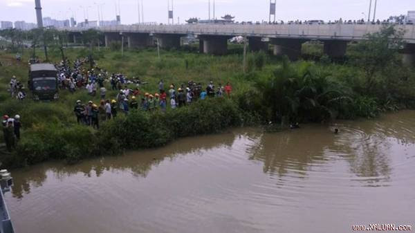 Hiện trường khu vực sông Ông Cày (cạnh tuyến đường cao tốc HLD), nơi xảy ra tai nạn đuối nước.
