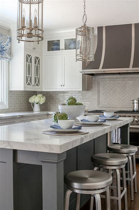 Im deutschsprachigen raum auch als fc chelsea oder chelsea london bekannt) ist ein englischer fußballclub aus . Kitchen with Grey Backsplash - Home Bunch Interior Design