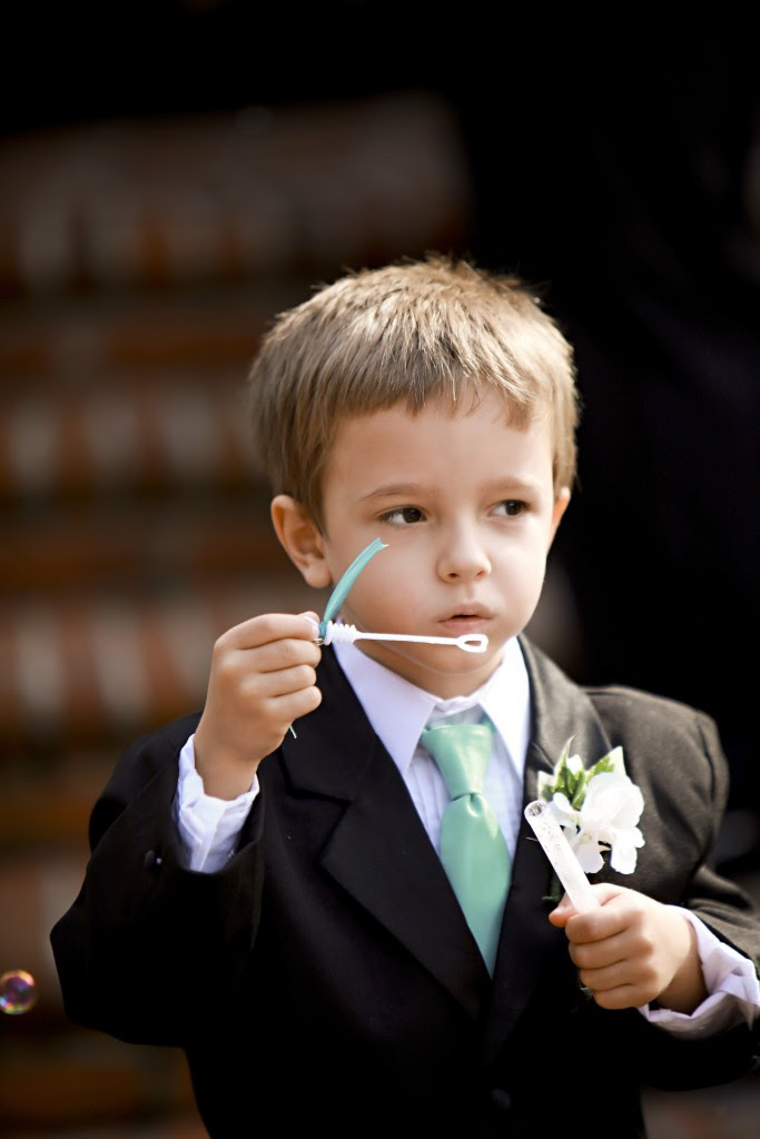 結婚式に男の子が着る子供服のマナーや季節に合った着こなし方