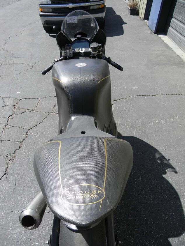 When viewed from the top looking down, the shape of the bodywork is asymmetrical. It is shaped around the right engine cover, which protrudes outward more than the left.