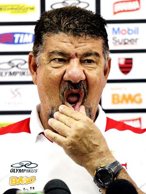 Joel Santana na coletiva do Flamengo (Foto: Cezar Loureiro / Agência O Globo)