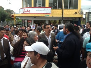 En la imagen, con camisa blanca, el legislador José María Villalta.CRH