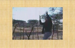 La foto 7: mujer casi agarrada