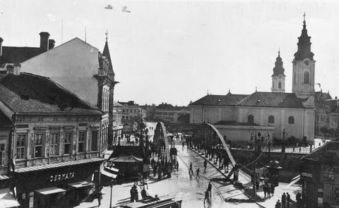Szent László híd, jobbra a Szent László templom, mögötte a Görög-katolikus székesegyház tornya.