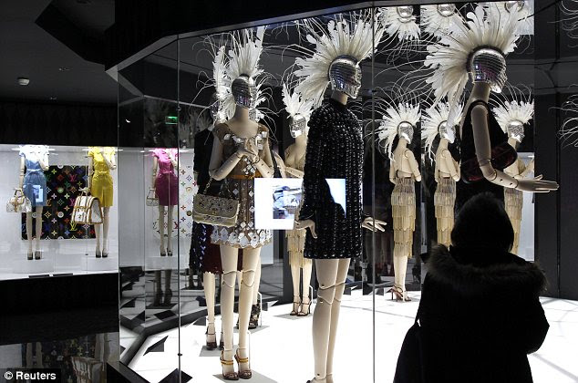 Moda para a frente: A exposição mostra a evolução do estilo da marca Louis Vuitton, incluindo os pacotes que foram redesenhadas pelo artista japonês Takashi Murakami