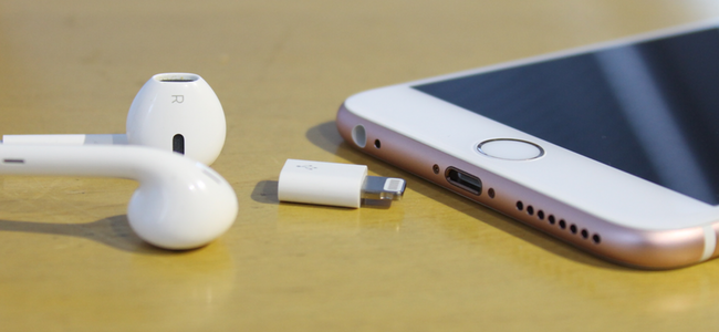 Iphone 7は本体にヘッドフォンジャックがなく 今まで通りの付属イヤホンにプラスしてlightning変換アダプタが同梱される 面白いアプリ Iphone最新情報ならmeeti ミートアイ