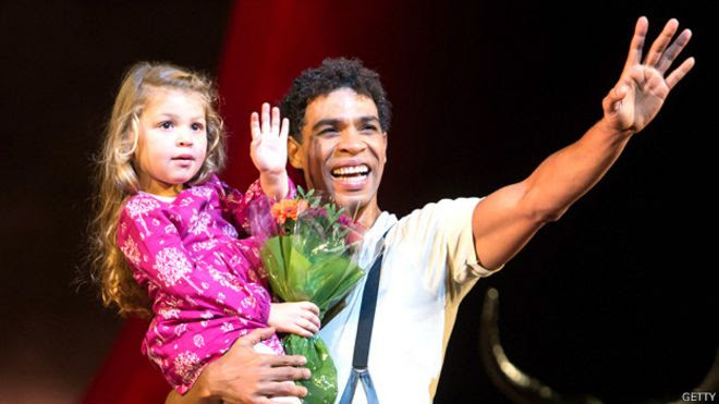 Carlos Acosta con su hija Aila