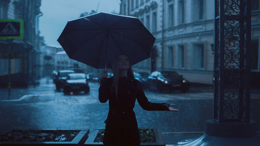フリー写真 雨に歓喜する外国人女性でアハ体験 Gahag 著作権フリー写真 イラスト素材集