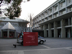 湘南高校紹介 湘南建物紹介 図書館 蔵書県内随一を誇る ドーム型の図書館 中の吹き抜けは圧巻 二階は自習室になっており 集中出来るためよく三年生が勉強している 多目的ホール 中々に素晴らしい設備が整っているホール ４００人くらい収容