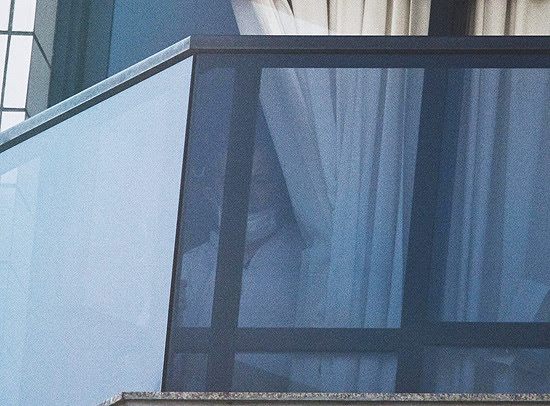 Lula foi visto usando uma máscara cirúrgica na janela de seu apartamento, em São Bernardo do Campo (Grande SP)
