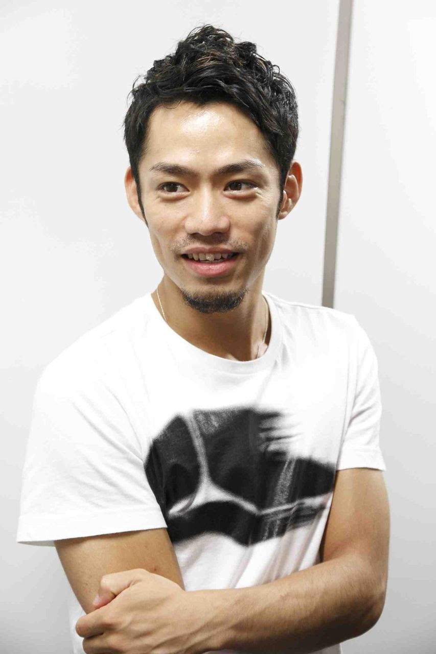 白いシャツでたくましい腕を見せる高橋大輔 あげてけ