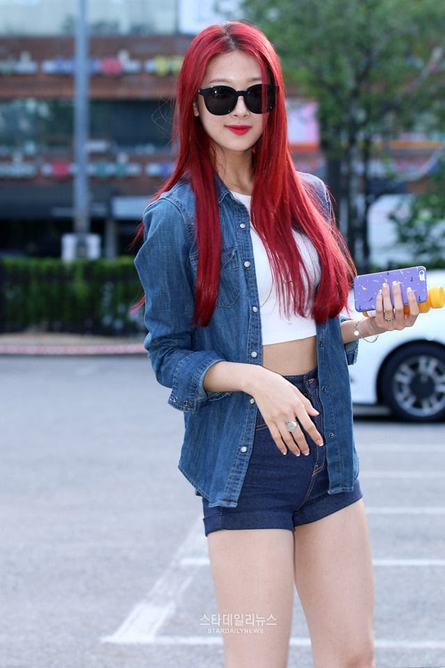  starting from their colouring of their pilus The most iconic Music Bank arrival inwards 150717