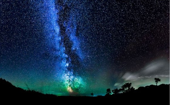 A  night sky over the Isle of Wight that is bright with the Milky Way and green airglow. Credit and copyright: Chad Powell. 