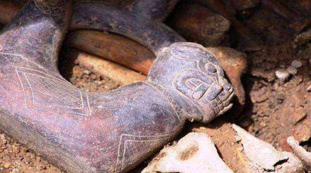 Detalle de la botella de cerámica enterrada junto a uno de los sacerdotes que fue modelada con el cuerpo de una serpiente y la cabeza de un jaguar. Crédito: Proyecto Arqueológico de Pacopampa.