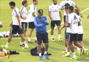 El entrenador del Real Madrid, Carlo Ancelotti (c), durante un entrenamiento de su equipo. EFE/Archivo