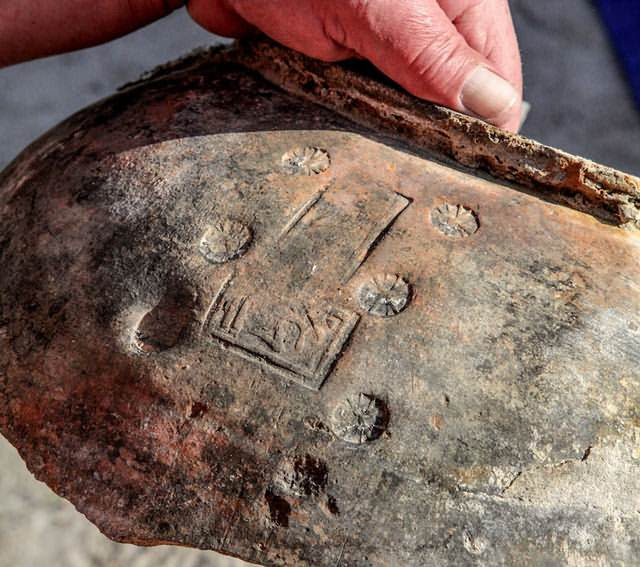 Esta pieza de cerámica hallada en el lago tiene inscripciones en armenio y sirio. Foto: Dmitry Gorn.
