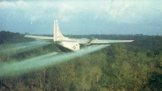 Seperti inilah Pengecut "Serdadu Amerika" menyemprotkan Agent Orange untuk menghancurkan musuh mereka