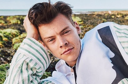 Foto: Apa yang telah terjadi pada Harry Styles, Sehingga ia harus membalut tangan kanan? http://ift.tt/20kt43r - Berita Terkini Harry Styles Terbaru Hari Ini -Meski One Direction hiatus, Harry Styles masih tetap sibuk dengan agendanya sendiri. Tahun ini, penyanyi asal Inggris itu dikabarkan akan merilis album debut solonya dalam waktu dekat. Namun di tengah persiapannya, Harry Styles mengalami luka di pergelangan tangannya. 