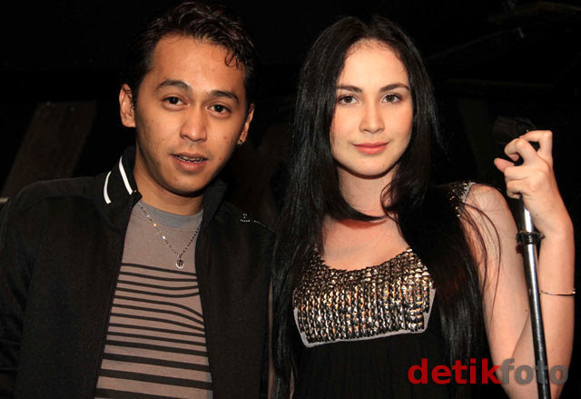 Arumi Digandeng Pria Malaysia