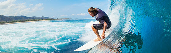 Homme qui surf sur une vague