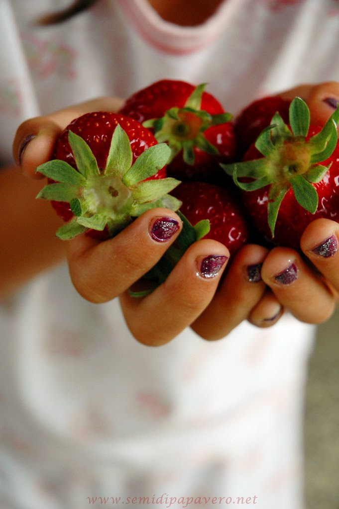 Fragole nelle mani