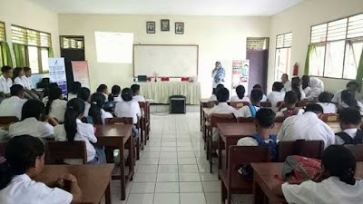Ambon, Malukupost.com - Balai Pengawasan Obat dan Makanan (BPOM) Maluku menggalakkan komunikasi, informasi, dan edukasi tentang obat terlarang dan ilegal bagi siswa SMP dan SMA di Kota Ambon. "KIE digalakkan bagi siswa SMP dan SMA dengan tujuan para siswa mengetahui, paham dan lebih waspada dalam mengonsumsi obat dan makanan, serta terhindar dari bahaya yang diakibatkan dari obat dan makanan ilegal," kata Kepala BPOM Maluku Sandra Linthin di Ambon, Jumat (27/10).