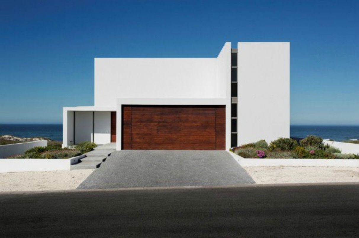 Fachadas de casa moderna con puerta de garaje