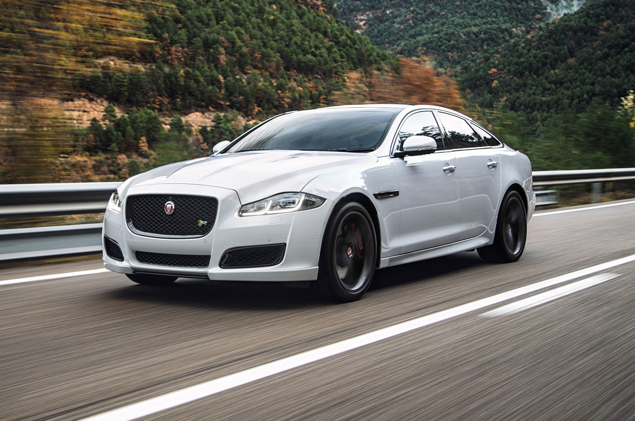 2016-Jaguar-XJR-front-three-quarter-motion1