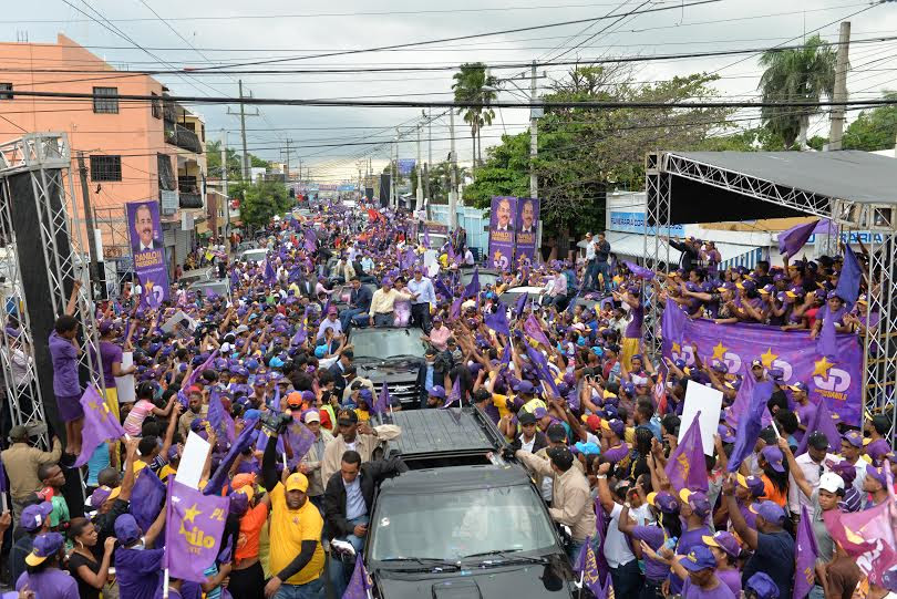Miles participan en cierre del PLD