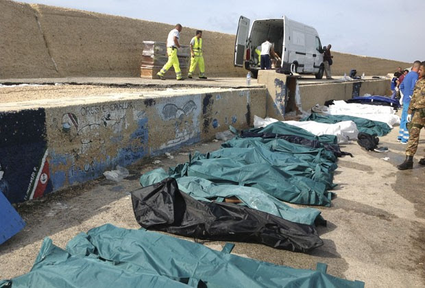 Corpos das vítimas de naufrágio são vistos na costa de Lampedusa nesta quinta-feira (3) (Foto: Nino Randazzo/AP)