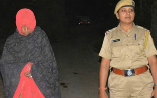 Astaga Wanita Ini Ditelanjangi dan Diarak Keliling Astaga Wanita Ini Ditelanjangi dan Diarak Keliling