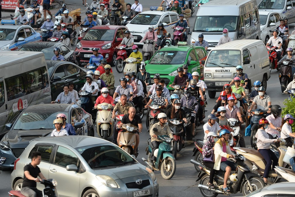 Caótico trânsito de Hanói, no Vietnã (Foto: HOANG DINH Nam / AFP)