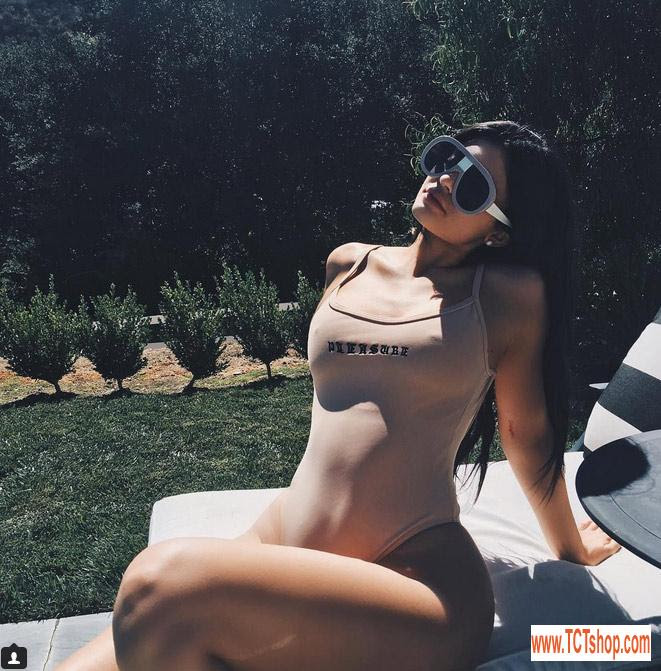  Mọi đàn ông sẽ phải đổ rạp khi cô gái 19 tuổi này mặc bikini