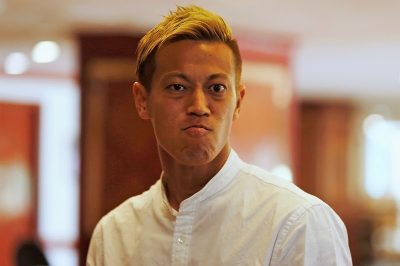 モデルみたいで素敵 もしや口ひげ 本田圭佑が公開した アロハ風私服 にファン反響 サッカーダイジェストweb