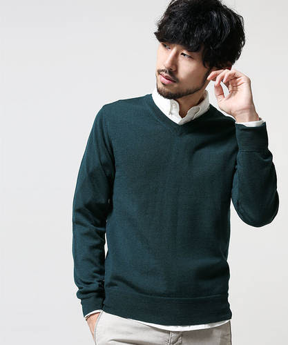 ブルーグリーンのvネックセーター 無地 のメンズコーディネート
